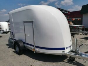 Polyester transportbox uit Niewiadów met zijdeur en laadklep.