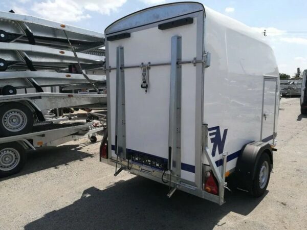 Polyester transportbox uit Niewiadów met zijdeur en laadklep.