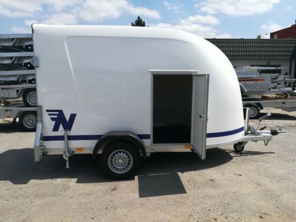 Polyester transportbox uit Niewiadów met zijdeur en laadklep.