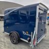 Blauwe Debon Cargo 1300 Pullman-aanhanger met vering en zijdeur