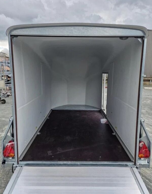 Blauwe Debon Cargo 1300 Pullman-aanhanger met vering en zijdeur