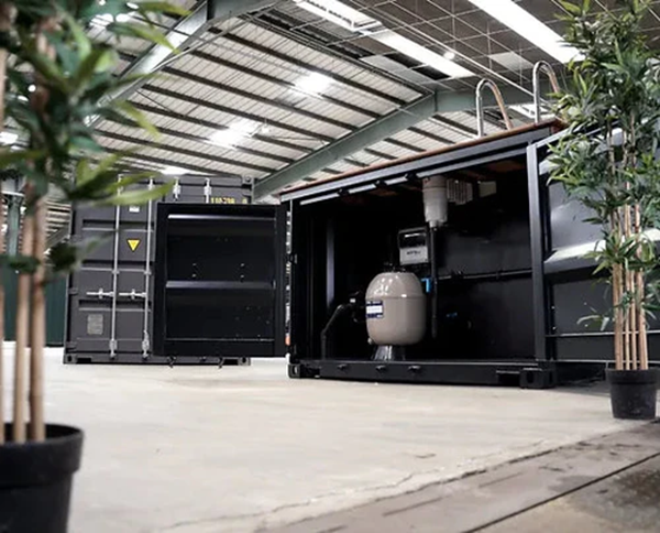 Een zeecontainer is omgebouwd tot een zwembad van 6 meter.