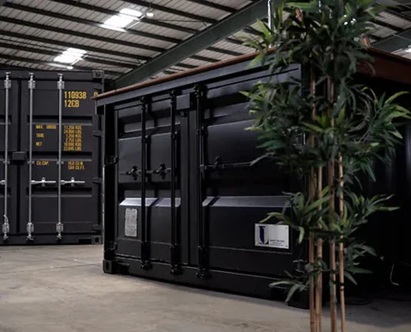 Een zeecontainer is omgebouwd tot een zwembad van 6 meter.