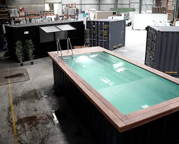 Een zeecontainer is omgebouwd tot een zwembad van 6 meter.