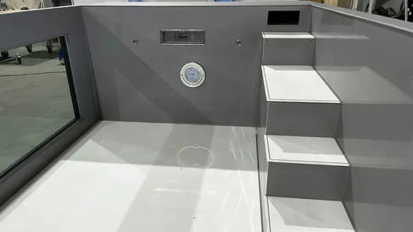 Zwembad van polypropyleen met afmetingen van 6,5 m x 2,5 m en een raam van 4 m breed.