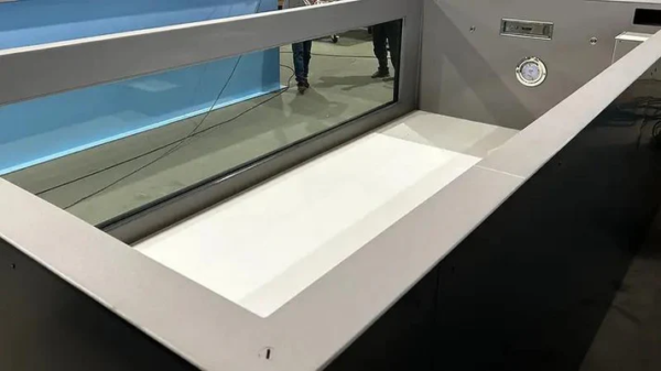 Zwembad van polypropyleen met afmetingen van 6,5 m x 2,5 m en een raam van 4 m breed.