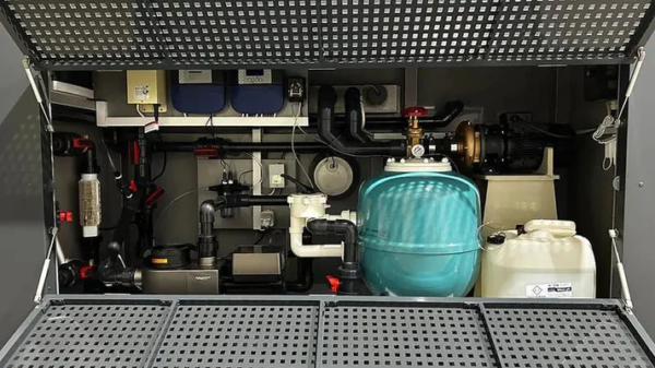 Zwembad van polypropyleen met afmetingen van 6,5 m x 2,5 m en een raam van 4 m breed.