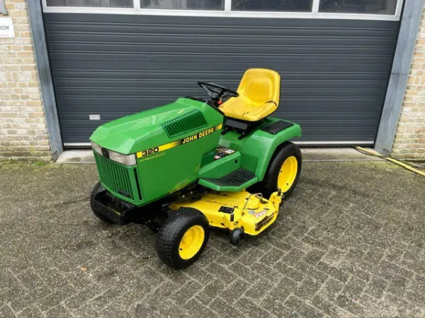 John Deere 320 zitmaaier
