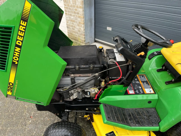 John Deere 320 zitmaaier