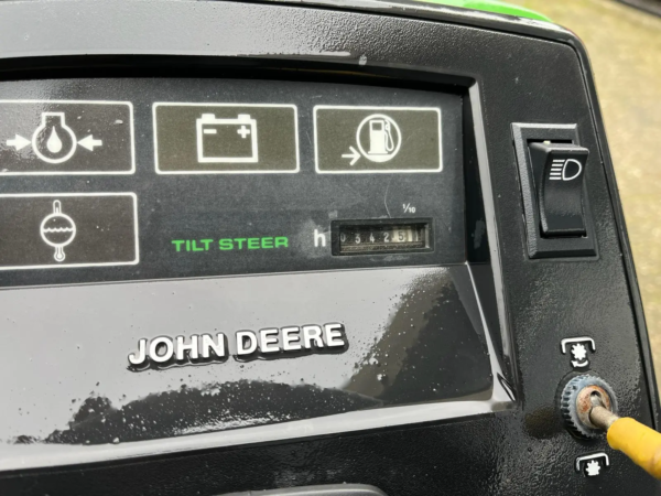 John Deere 320 zitmaaier
