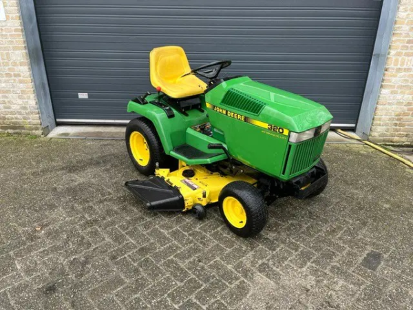 John Deere 320 zitmaaier