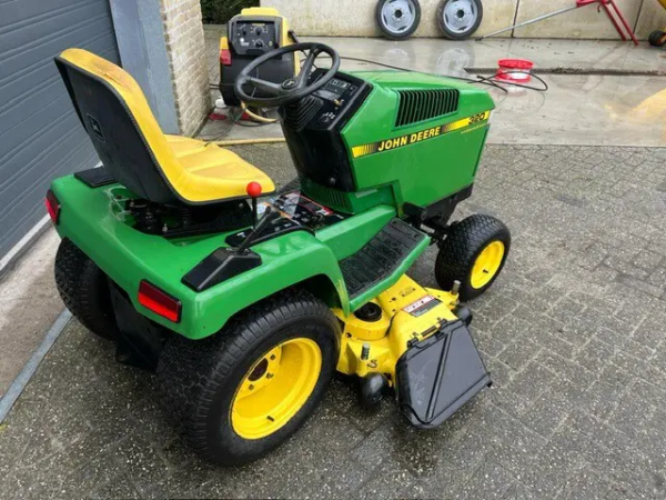 John Deere 320 zitmaaier