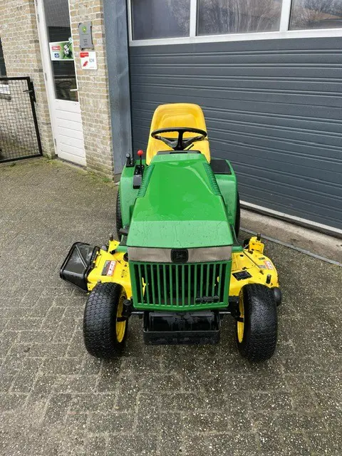 John Deere 320 zitmaaier